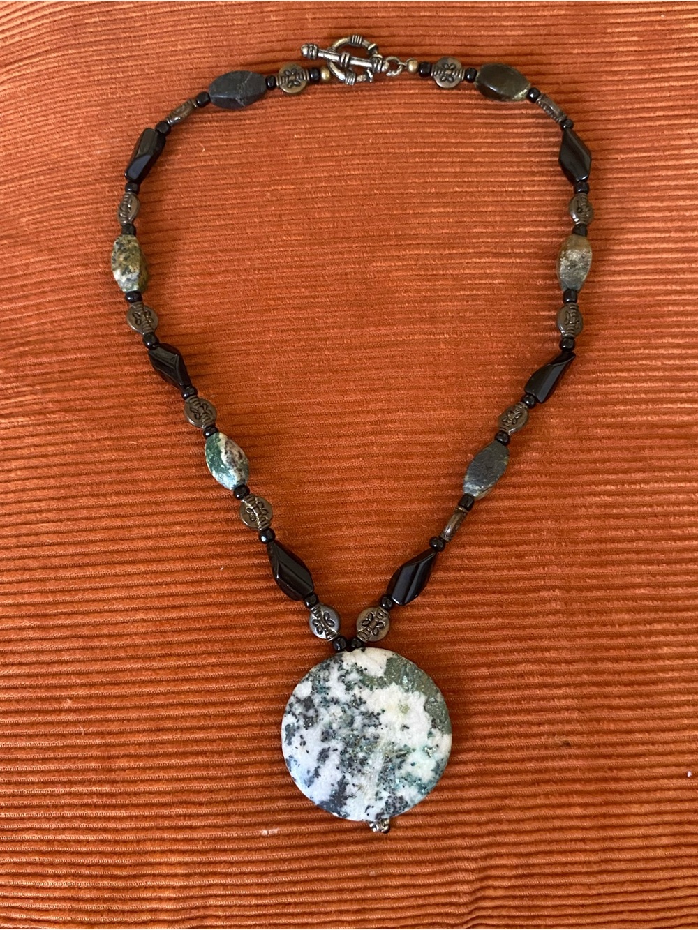 Vintage Green and Black Stone Round Pendant Necklace - Women Jewelry